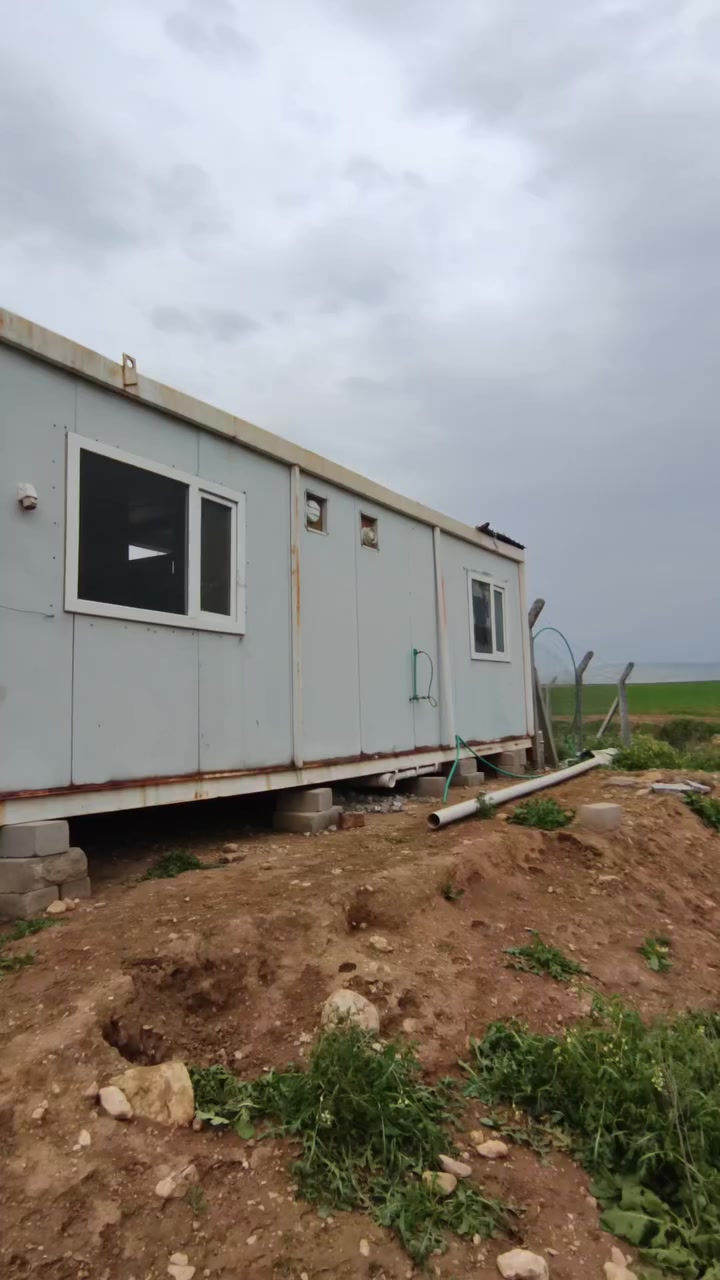 سلام عليكم
كرفان للبيع غرفتين مشتملات مابي اي نقص شرط بدون خيسان ارضيه جديده السعر 20$ الاستفسار الاتصال على***********
