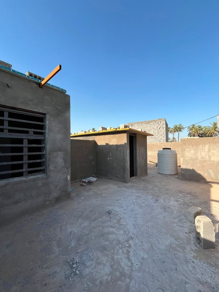 🏡 للبيع بيت فرصة بسعر مناسب
📍 الموقع: بدعة أسود، مقابل سيد الأوصياء، الشارع المجاور لسكة القطار.
📐 المساحة: 180 متر مربع.
🚗 عرض الشارع: 6 متر.
مواصفات البيت:
غرفتان:
غرفة في الطابق الأرضي.
غرفة في السطح معزولة بالكامل بدرج خارجي، تحتوي على حمام وتواليت، وتصلح كسويت مستقل.
صالة.
مطبخ.
منور.
حمام داخلي.
حمام خارجي.
حالة البناء:
البيت مؤسس بالكامل من ناحية الماء والكهرباء.
ملبوخ سمنت وجص للسقوف
الصالة والغرفة الداخلية بيها بياض.
يحتاج فقط إلى إكمال التشطيبات النهائية، بسبب عدم توفر الإمكانية لدى صاحب البيت.
📄 نوع السند: طابو زراعي.
💰 السعر المطلوب: 100 مليون دينار عراقي، قابل للتفاوض بالمعقول.
للاستفسار ، يرجى التواصل على الخاص أو الاتصال.
***********
