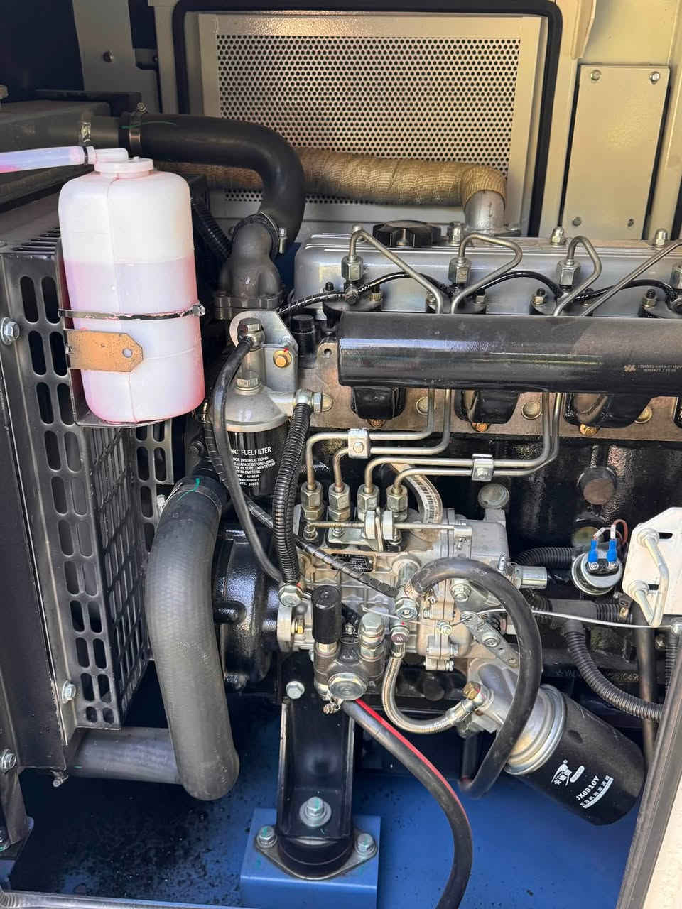 السلام عليكم للبيع مولد كاتم مشتغلة 300 ساعه تسحب 3 لتر في الساعة سعرها 6 مليون
تمام مولد ٢٠ كيفي اسم المحرك يانك دونك صيني يسمو ازوزه بلسوك 

شاشه تحكم نوع دبسي برطاني 

كاتم بااعلى موصفات تجميع الصين

***********
