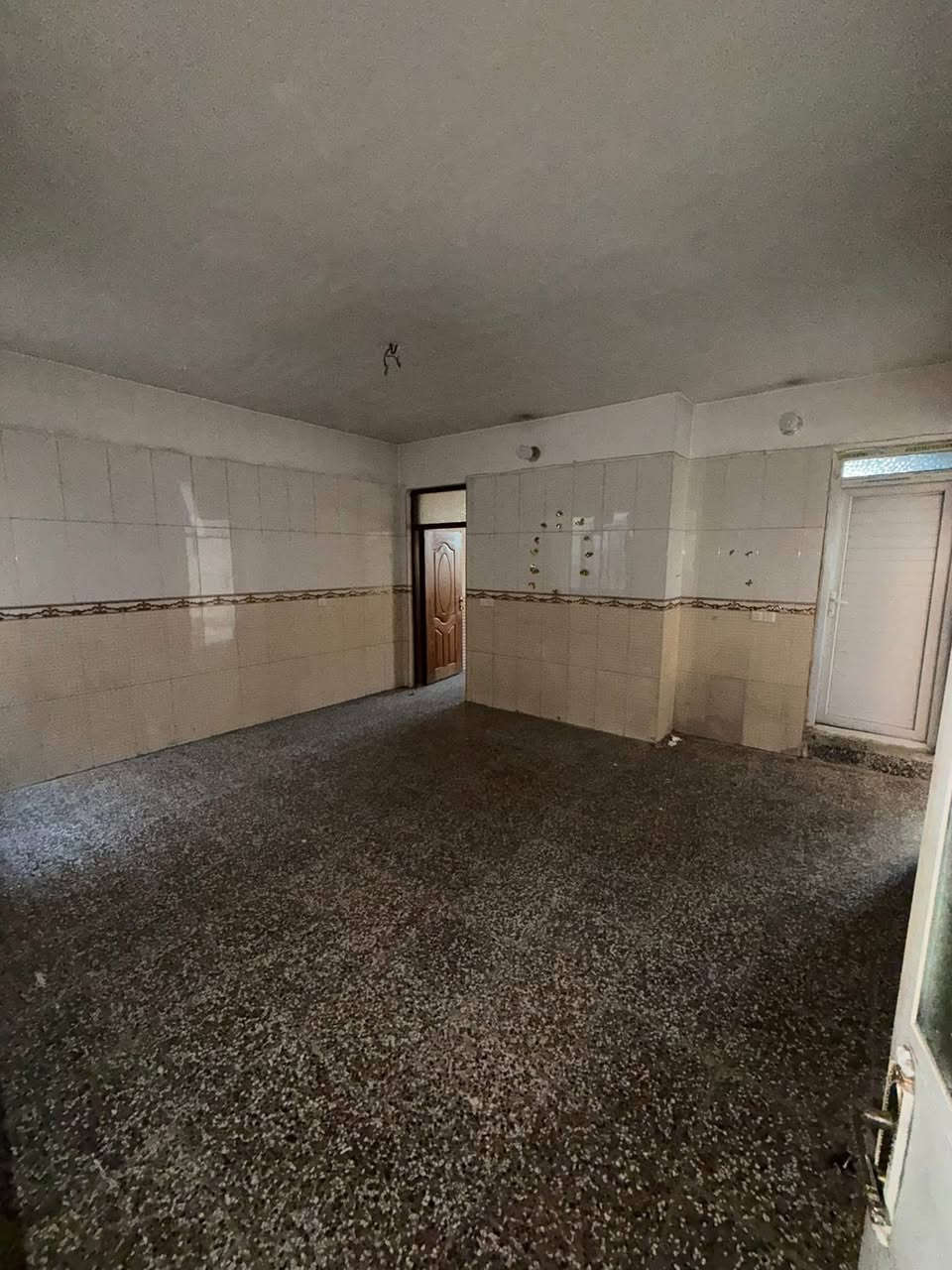 شقه للاجار الشعب شارع عدن قرب مطعم حجي عادل
غرفتين نوم مع صاله وخدمات مع مطبخ معزول 

الشقه طابق ثاني ٣٥٠ السعر 

معروضه بمكتب الكناني ***********
