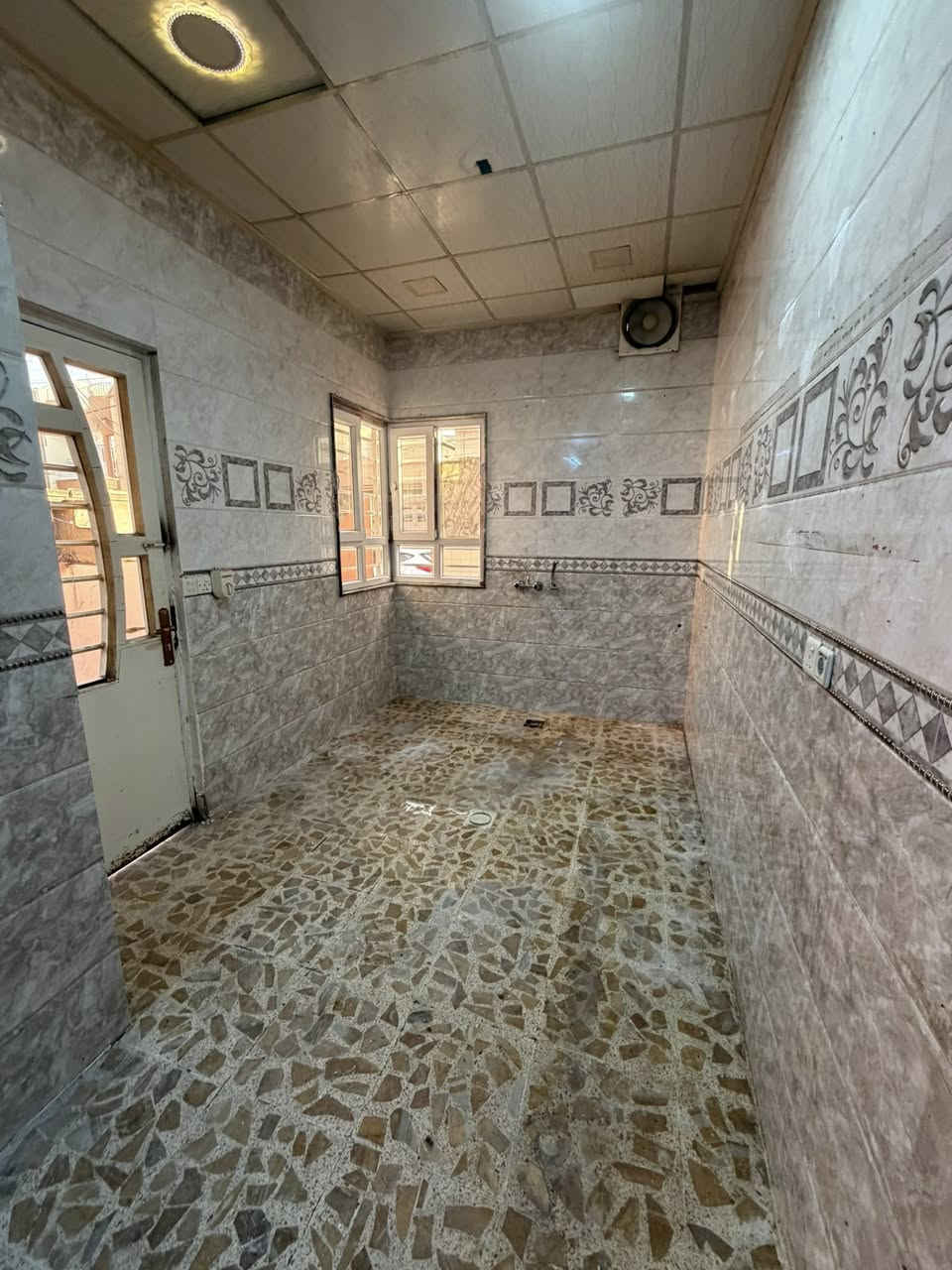 دار للإيجار مساحه 120 متر موقع مميز في حي الصديق واجهة 6 طابقين 3 غرف نوم للاستفسار الاتصال على الارقام التاليه او مراجعه المكتب 

‭0774 085 1258‬
***********
