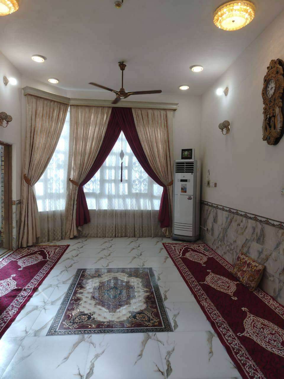 السلام عليكم 
بيت للبيع مطلوب مبادرة
وابيع عله المبادرة
طابو لمكان سوق الشيوخ
حي العسكري خلف مدرسة تونس
المساحة 200
البناء طابوق
يحتوي على غرف 2
واستقبال 
وصالتين
ومطبخ
ومجمعات صحية داخليه و خارجيه
ومناور 2

للاستفسار هذا رقمي
***********
