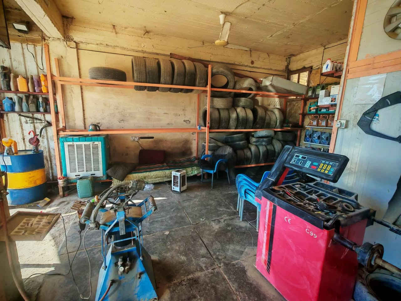 السلام عليكم. بسبب الوعود الكاذبه.  محل بنجر ودهن للبيع. مكانه ديوانيه. سعر. 3800 وبي مجال بسيط.   تواصل. *********** وتساب او فيس متواجد
