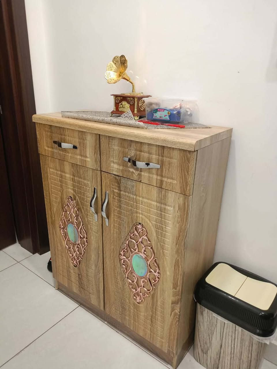 ميز تلفزيون 75
كومدي جديد 30
بردات سعر الوحده 40 جديدات
ثلاجة 100
مجمده 150
جزامه 15
ميز 25
حي ضباط الثانيه
للاستفسار ***********
