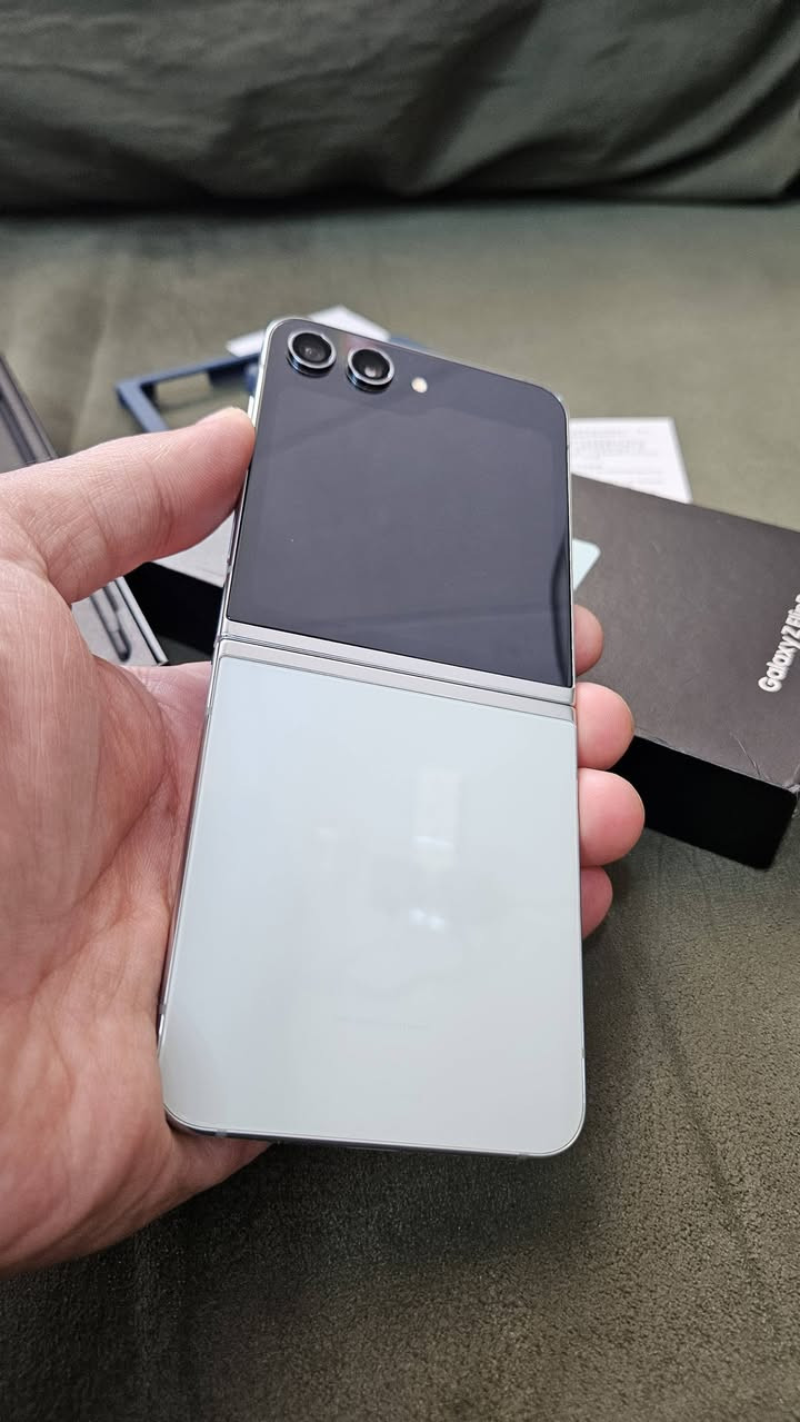 جهاز SAMSUNG Z Flip 5 نظيف جدا مثل مواضح بالصور بي بس هاي النقطة الصغيرة كلش وخط ممبين وصارلهة زمان على نفس الحجم الجهاز بلادي بدون اي مشاكل ذاكرة 512 معالج snapdragon 8Gen2 الباكيت موجود ويا كفر اصلي .. السعر 400 قفل من الاخير بدون عملة او مراوس الي جاد بالشراء يتفضل خاص حتى ادزلة فديو واضح للجهاز علمود يشوفة زين مكاني بغداد جانب الكرخ


**إذا كنت صاحب هذا الإعلان وتريد حذفه لأي سبب، رجاءا أرسل رسالة إلى الدعم الفني**