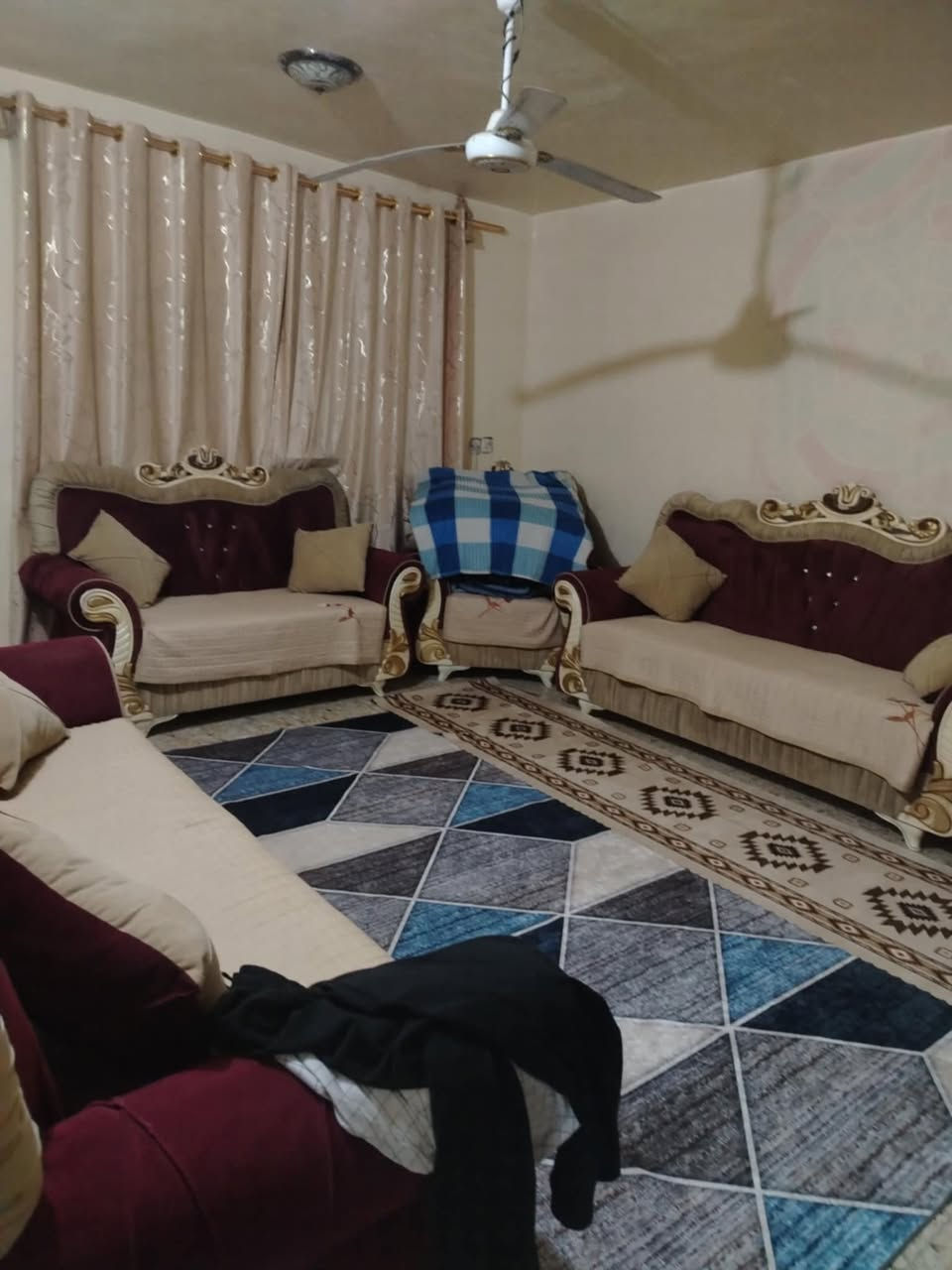 سلام عليكم بيت اصلاح زراعي مفوضه بل تطويب بابل ابو خستاوي بنص المنطقه صاير ثاني بيت عل شارع منطقه مساحه 280متر بنا 2017 طابوك سكف صب بيت يحتوي على غرفتين وصاله ومطبخ عدد 2 حار بارد كراج سياره والباقي قطعه ما مسوي حديقه بيت بس ناصي عن شارع السعر 30 الستفسار مراسلت الصفحه ونتصال ***********
