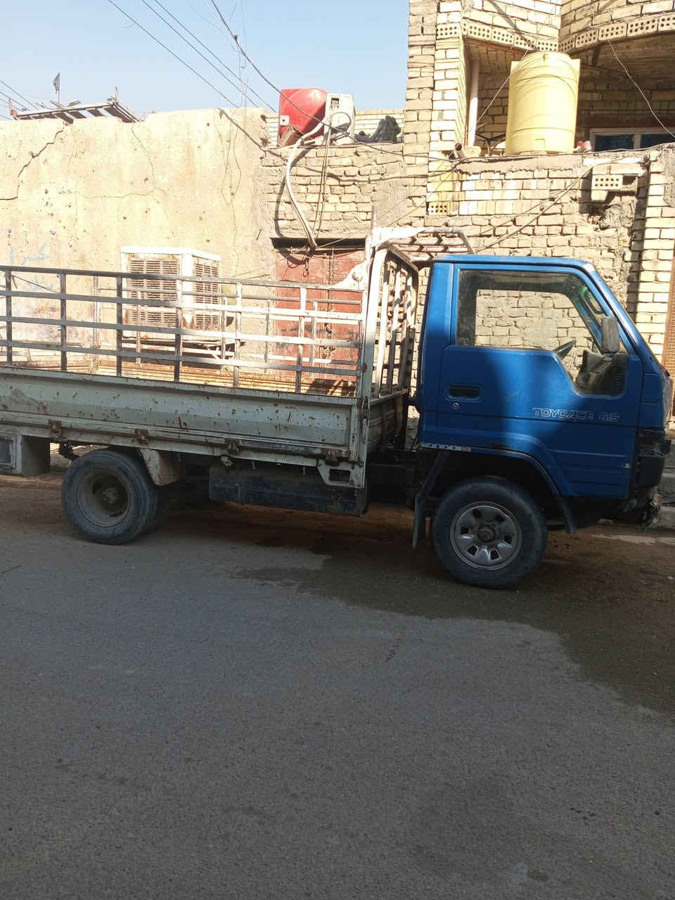 السلام عليكم من رخصة ألادمن تويوتا حمل للبيع موديل 1993 مكينة ثري واي بانزين خمسة كير حلوات تايرات نص عمر باتري جديد رقم بغداد صدامي مااندل راعيها أتكفل سرقة وعشائر ألسعر 22ورقه وبيها مجال ***********
