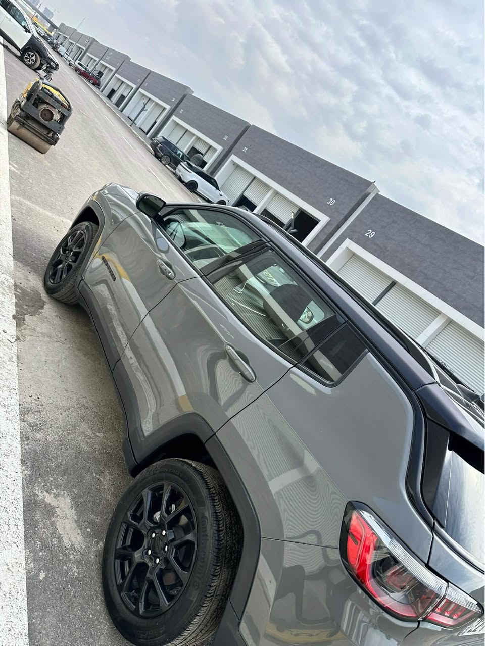 Jeep compass limited 2023 
سياره ماشي ٢٥ الف 
كشنات جلد 
شاشه كبير 
بصمه 
كاميرا 
رادارات 
اوتو ستارت
سياره دفع رباعي4*4
لون سمنتي بيلاد سقف اسود
سياره بيها قطعتين صبغ 
جاملغ قباغ صندق
ارباك بس تكمه
رقم اربيل سنوي فحس جديد 
مكان اربيل 
سعر ١٨٠$ بي مجال 
*********** أربيل, العراق
