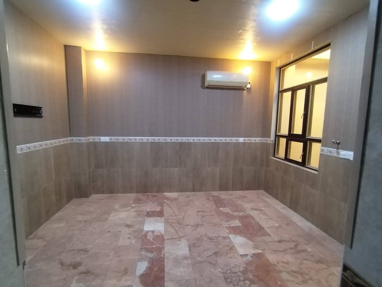 للبيع عقار تجاري بنايه ثلاثه طوابق حي العداله
شارع ٢٥ مفتوح على شارع كوفه نجف
مساحه ١٢٠ م واجه ٦م
مؤجره بوارد سنوي
بناء درجة اولى
لتواصل رقم الهاتف ***********
