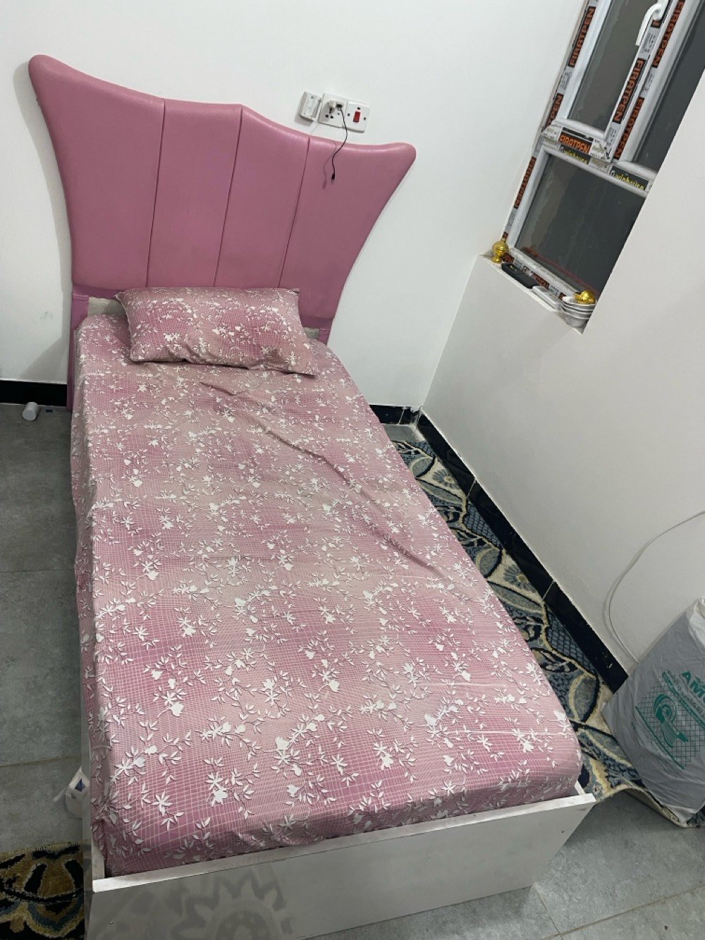 ثلاث غرف نوم تركية 
. الغرفة الاولى الزرقة الشبابية تحتوي ؏ سرير واحد وميز صغير وميز كبير وكنتور بابين
. الغرفة الثانية الوردي تحتوي ؏ سرير عدد ٢ وميز صغير وميز كبير وكنتور بابين
. الغرفة الثالثة تحتوي ؏ سرير عدد ٢ وميز صغير وميز كبير وكنتور بابين 
ابيعهن كلهم جره وحده ؏ مليون ثلاثتهم وبي مجال انزل من السعر للي جاد فعلًا يشتري