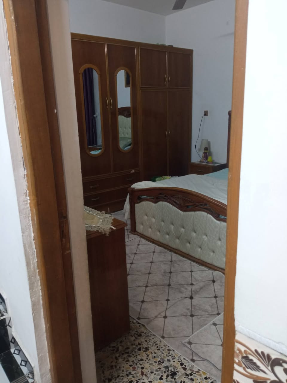 السلام عليكم بيت طابق واحد مساحة 100متر واجهة 6 او ربع ونزال 16 السعر 85 مليون ***********
