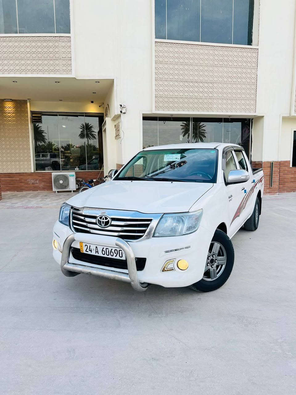 السلام عليكم بيكم فلاونزه موديل ١٤ كير عادي رقم دهوك دولي سنويه ل٣٠ السياره مكفوله من الصبغ والتبديل بيها بارد بصيط مامبين السياره جديده كلش ع وضع البلاد استخدام شخصي مكينه وكير وحداديه وتبريد وتخم تاير كله بشرط مكان السيارة بابل الحمزه رقمي *********** سعرها ١٨٥ بيع او مراوس حسب القناعه
