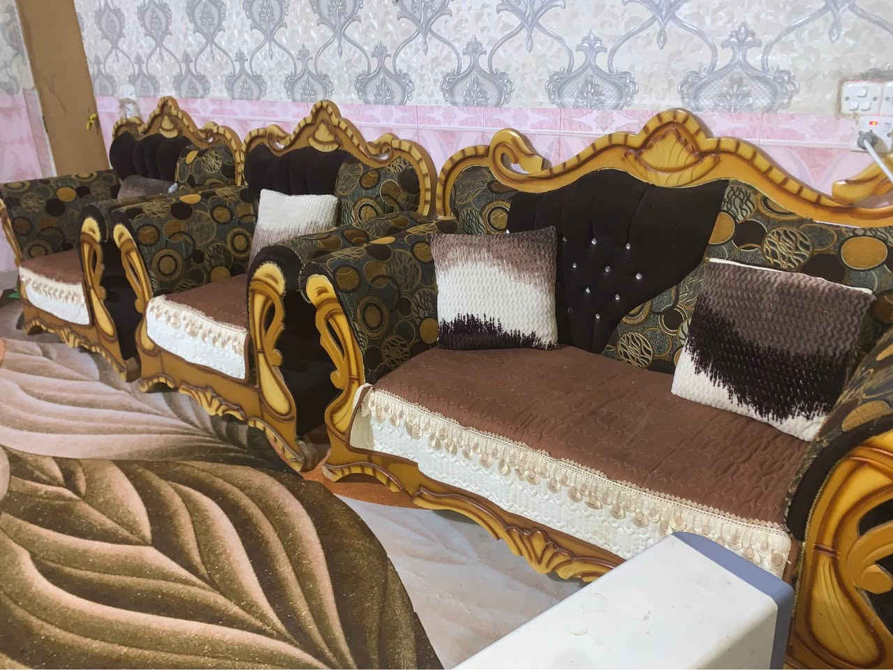 السلام عليكم تخم ملكي للبيع  5 قطع مثل ما موضح بالصور مع المقاعد والطاولات كبيره عدد 1 الصغيرة عدد 3 
السعر 600 وبي مجال عمارة, ميسان


**إذا كنت صاحب هذا الإعلان وتريد حذفه لأي سبب، رجاءا أرسل رسالة إلى الدعم الفني**