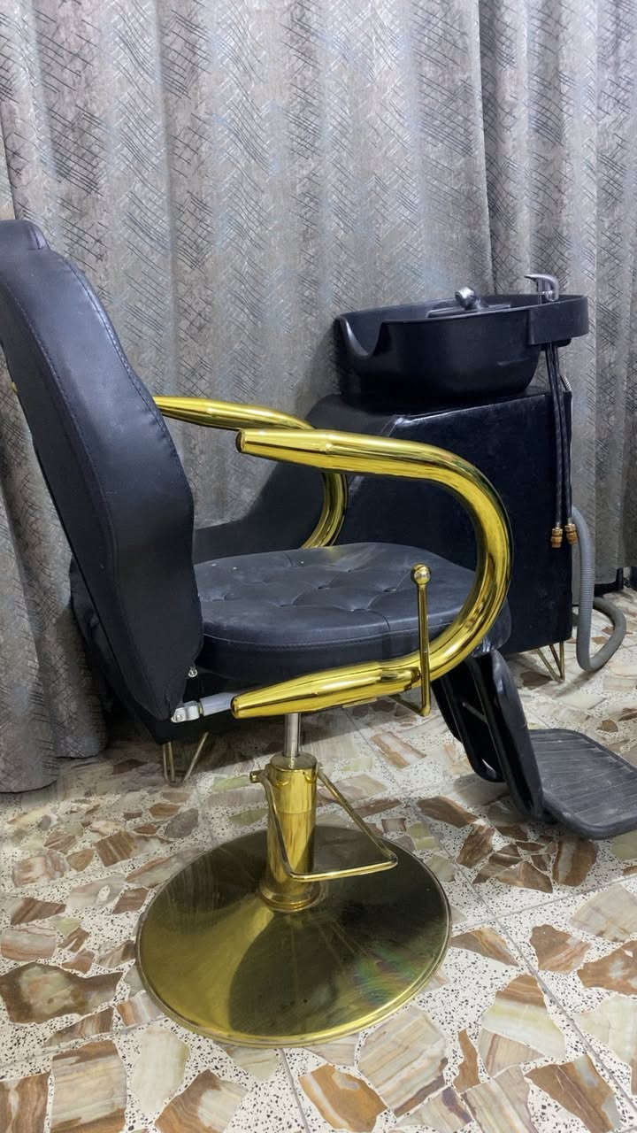 كرسي حلاقه للبيع نضيف جداً جداً فقط يتبدله جك خربان مالته السعر ١٠٠ الف قفل  العنوان شهداء البياع شارع سوك رضا *********** وبي واتساب
