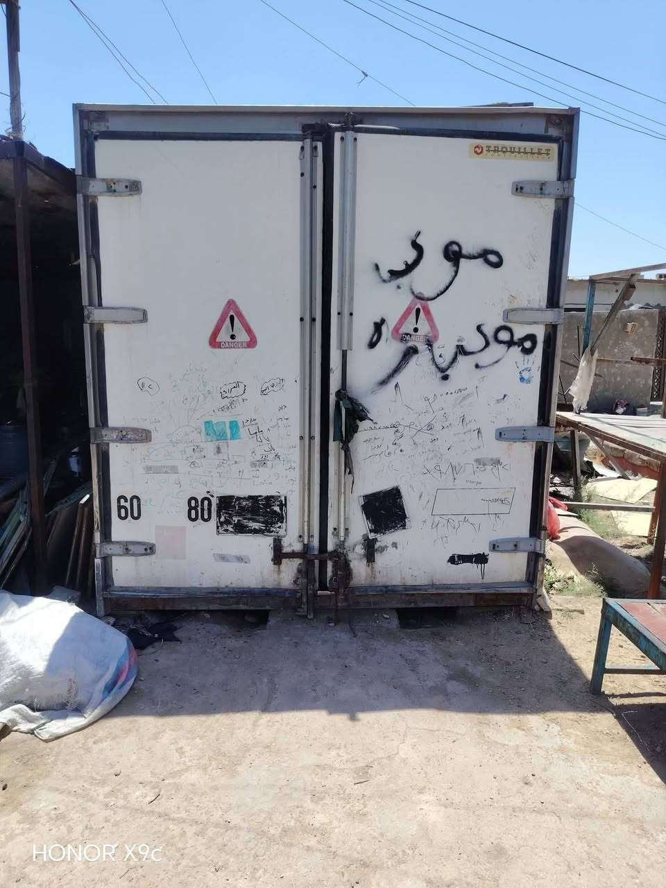 سلام عليكم براد طول ١٢ متر موكب  معروض بمليون انطي سعر اليرضى الله وتعال واخذا المكان بغداد البياع
***********
