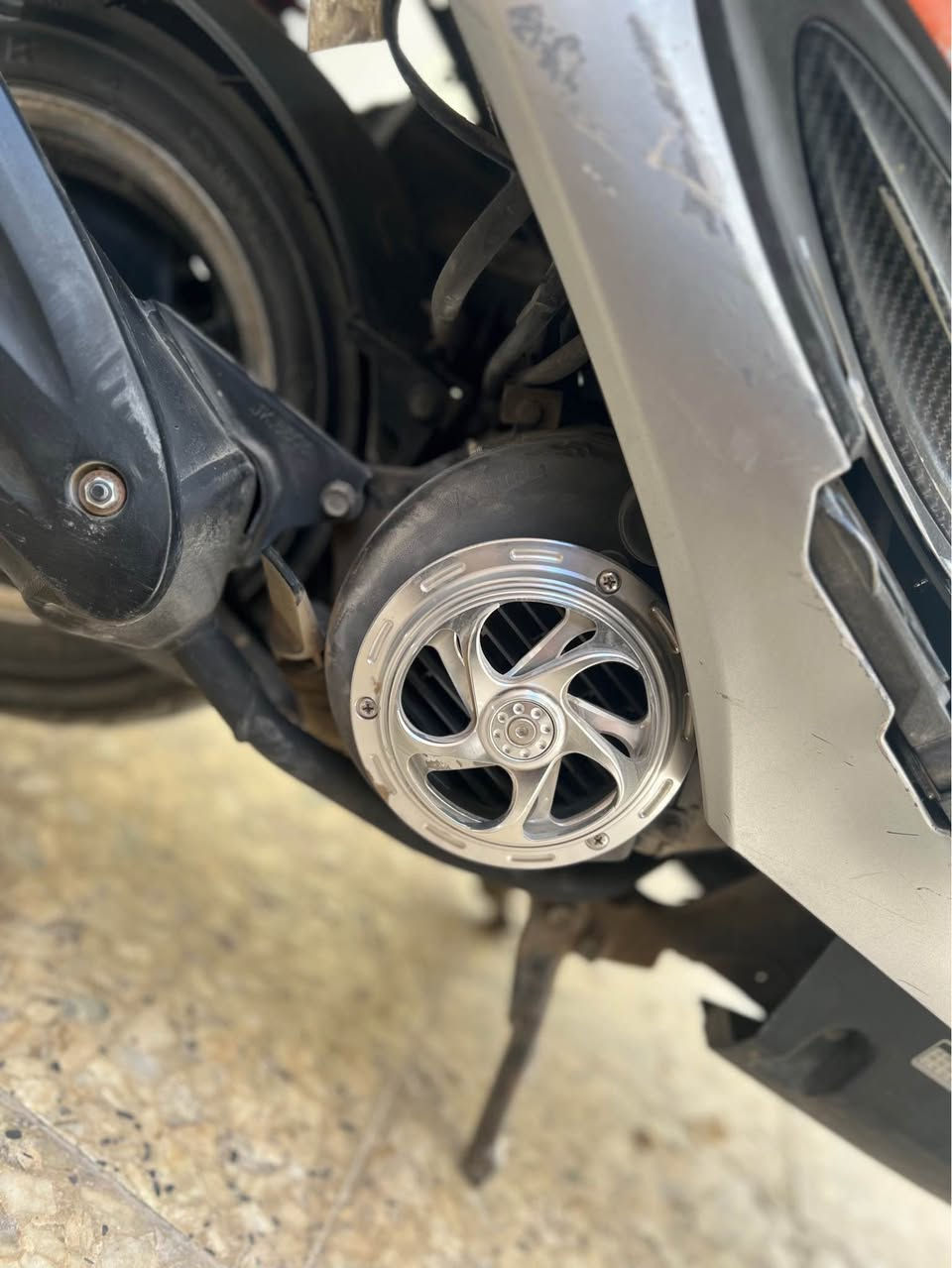 دراجه كامكوا G4
دراجه مال رمبه جديده 
مكفوله مكينه وكفرات بلادي ختم واحد 
تفحص وين ماتريد مصلح ثنين ١٠٠ مصلح 
دراجه بلاديه وتخبل شلعه معدل وخواتها سعرهن ٧٥٠ 
بس ضرف شويه نزلت سعر بالعافيه عالياخذها ربع ماذب عليها 
سعرها 625  مجال بسيط النجف, العراق


**إذا كنت صاحب هذا الإعلان وتريد حذفه لأي سبب، رجاءا أرسل رسالة إلى الدعم الفني**