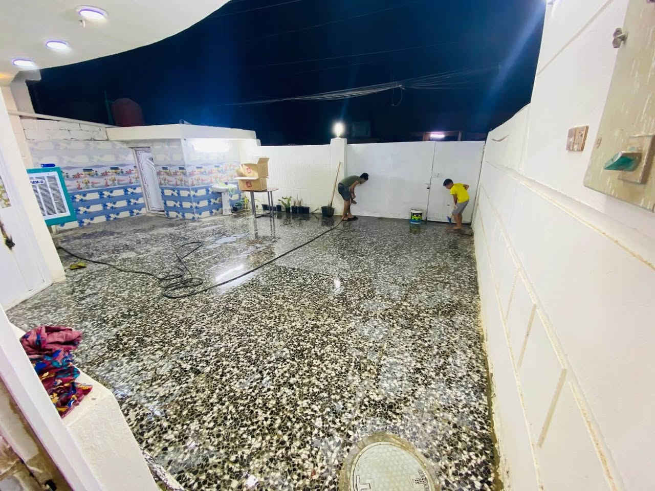 السلام عليكم بيت200متر للبيع شارع ملايين رابع بيت ع يمنى غرفتين حمامين مطبخ واستقبال وكراج  باقي تفاصيل 
اتصل ***********
