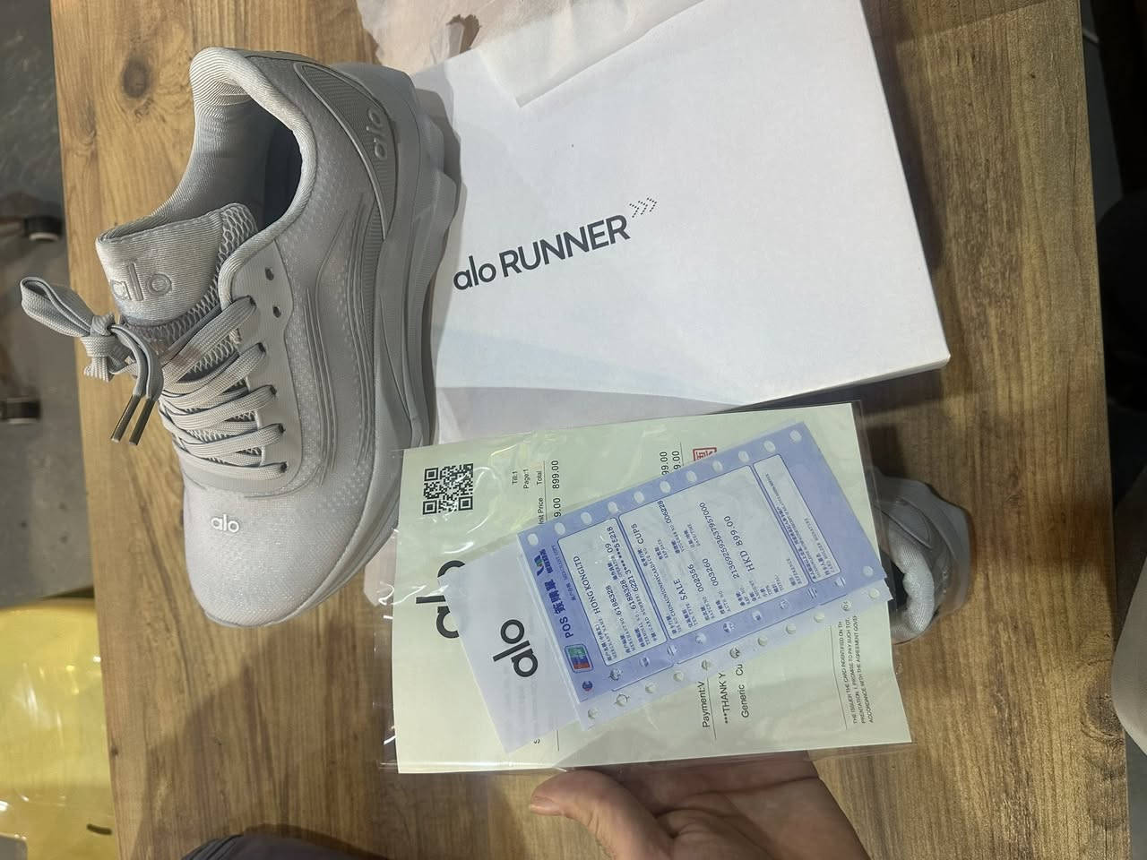 alo
توفرت ماركة alo لون سلفر وبيه ابيض ثلجي
صورة ظالمتها 
وزن ريشة مليان ختومات ومكتوب عليه للركض 
توفرت اكثر من قطعة وقياس للاستفسار رسالة على خاص يجيك تفاصيل كامل 
متوفر توصيل


**إذا كنت صاحب هذا الإعلان وتريد حذفه لأي سبب، رجاءا أرسل رسالة إلى الدعم الفني**