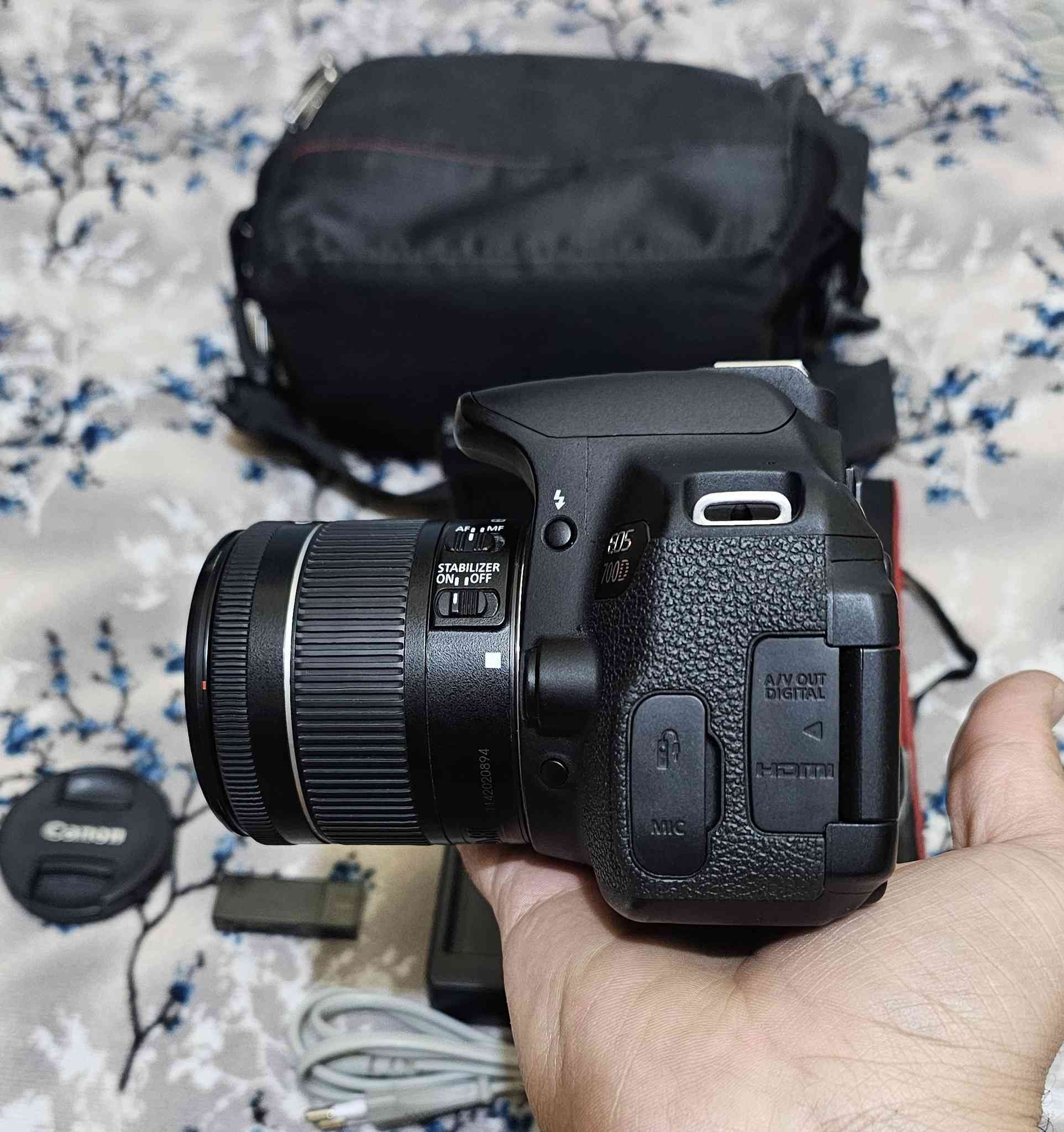 السلام عليكم 
كامرا 700Dكانون مع عدسه 18 55 الستبلايزر اخر اصدار 
مع الكثير من الملحقات كرب حامل بطاريات بطاريات عدد٢ الاصلي شاحنه جنطه حزام كتف تحويله نقل للايفون مع غطاء العدسه 
الكامرا نضافه ١٠٠ 
السعر ٤٠٠ الف
مكاني نجف موجود توصيل ***********
