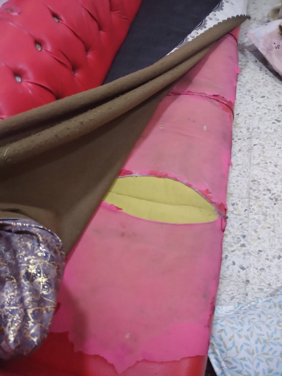 للبيع بغداد البوعيثه دوره
السلام عليكم مجمده ١٠٠
غساله ١٠٠ 
بوفيه ٧٥
سخان ١٠٠
تخم ١٠٠ تفصال قوي بس جلد مشلع اي كسر ماكو وسفنج قوي والله ***********
