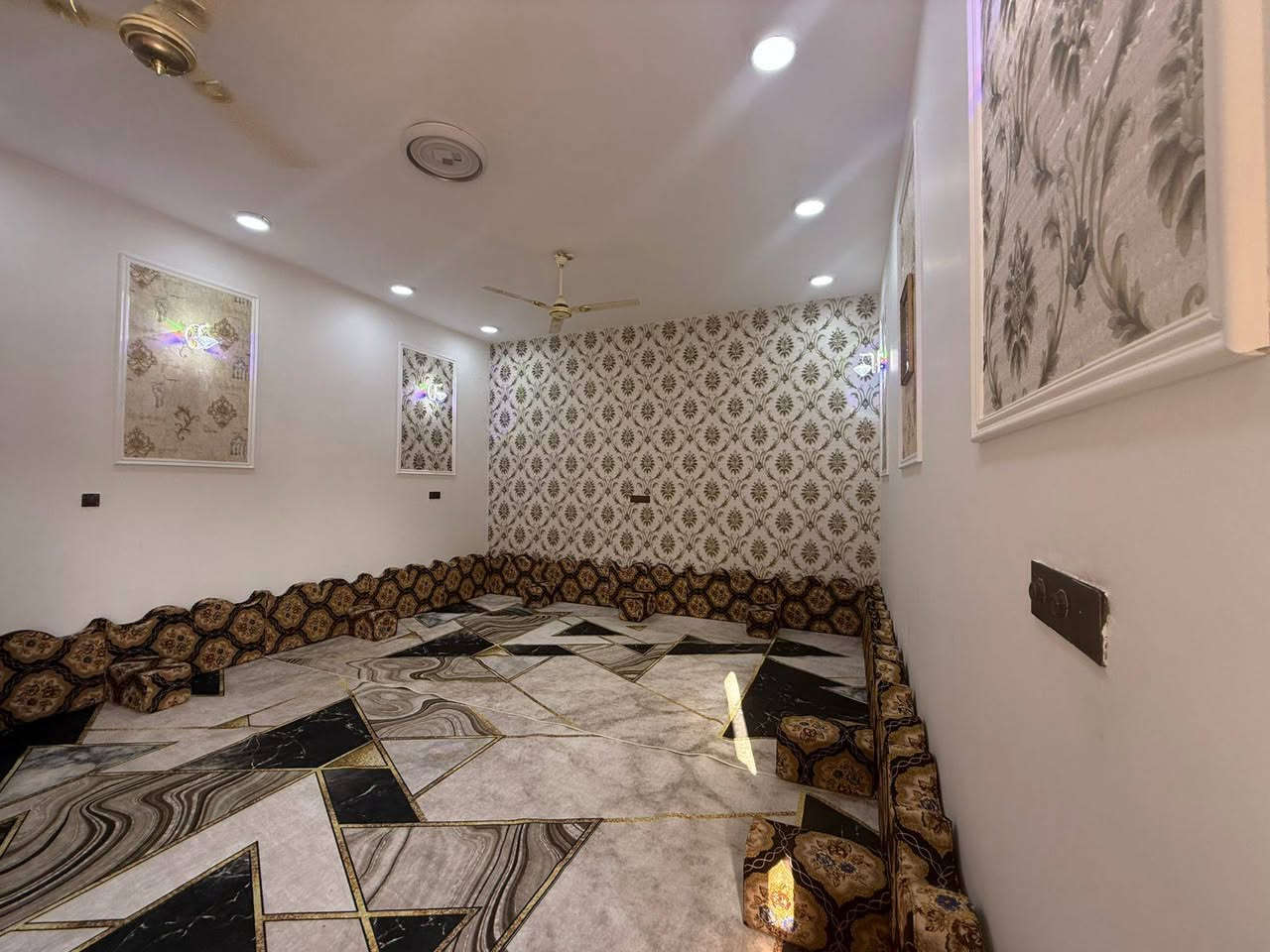 بيت للبيع المساحه 180
شارع الحاج صابر للاستفسار الاتصال على الرقم
***********
