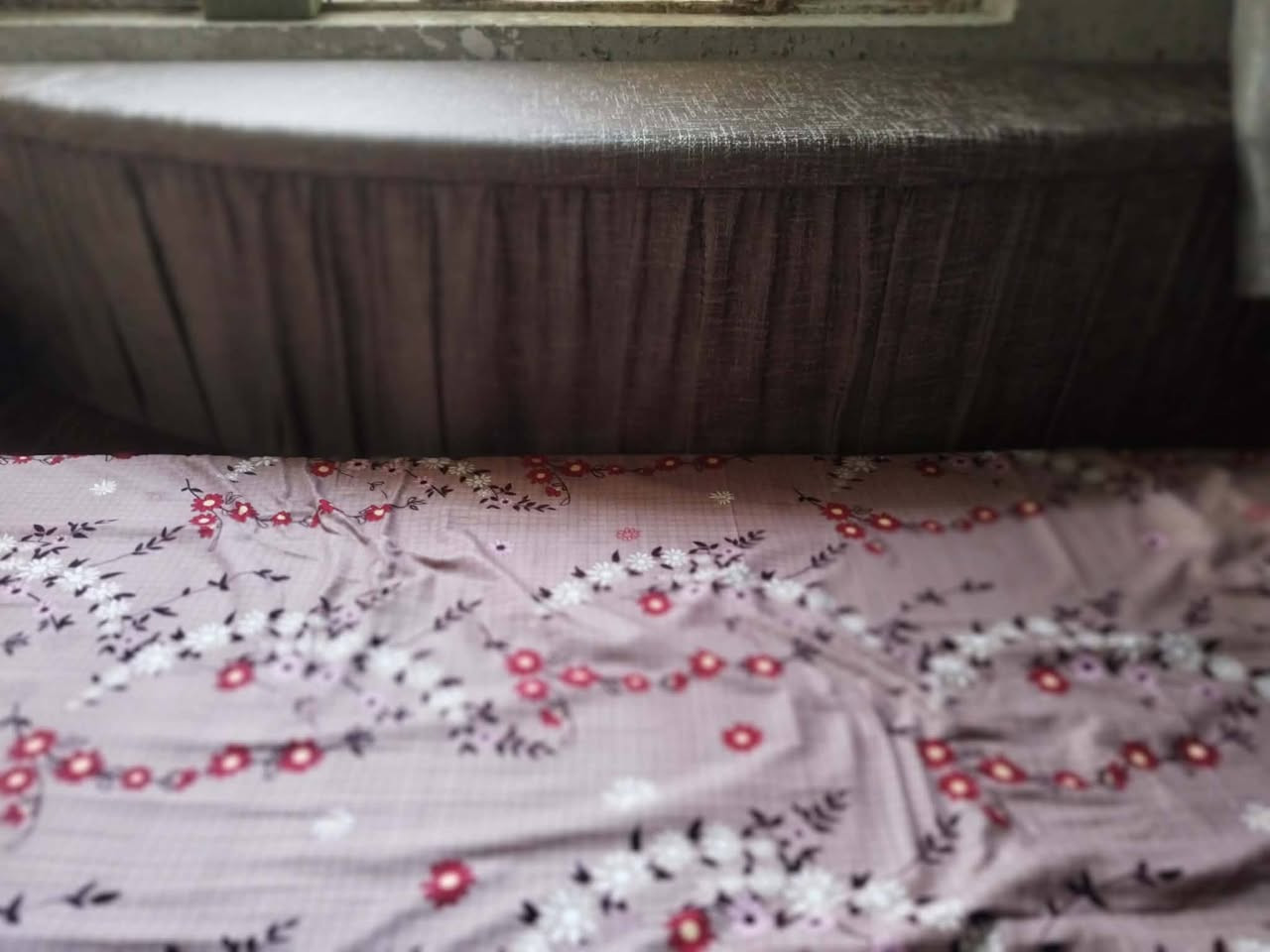 السلام عليكم ورحمة الله وبركاتة  عندي غرفه نوم للبيع تكمـه تركيه نضيفه مثل ماوضحلكم بالفيديو والصور اني الغرفه تحتوي على 10 قطع للاستفسار عالسعر الاتصال على الرقم ***********
