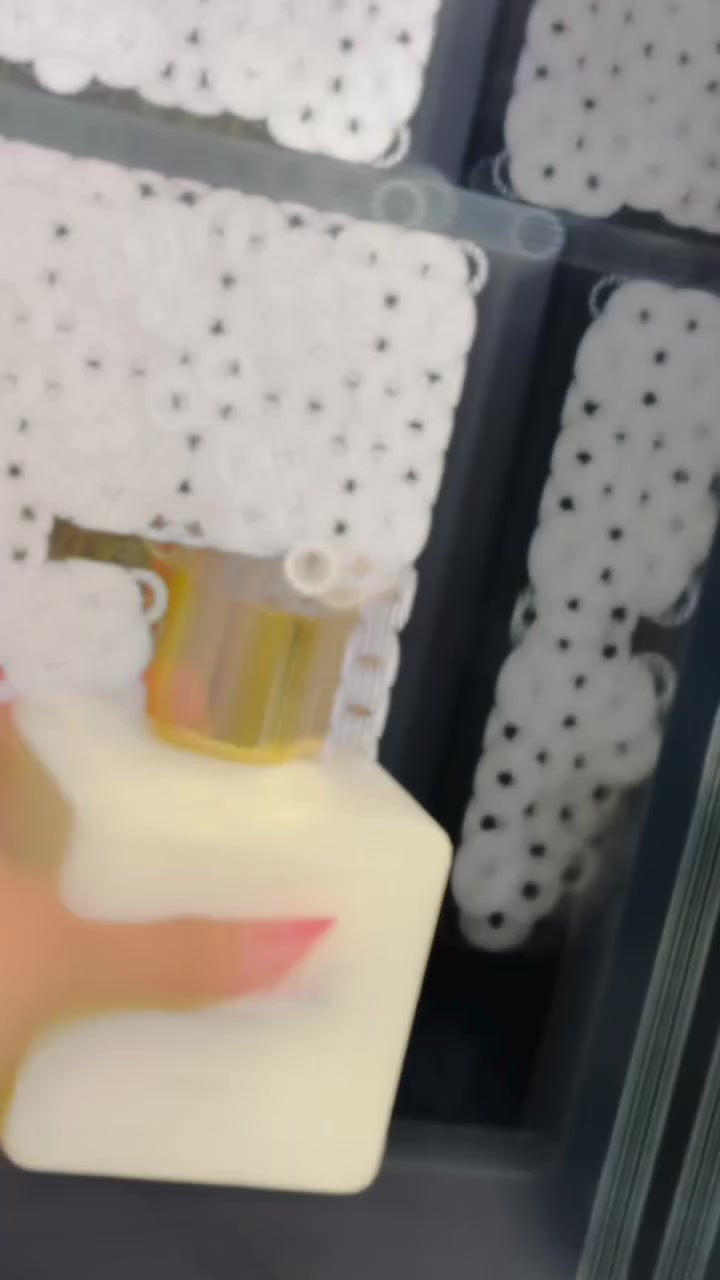 ⚜️NISHANE _ HACIVAT 🇹🇷
عطر نيشاني هاتشيفات من دار ( نيشان ) التركية المميزة اكسترا دي بارفام ⚜️

⚜️اجعل كل لحظة مميزة مع عطر نيشاني الفاخر بأداء جباااار. انغمس في روعة الأناقة والتميز مع رائحة تدوم طويلاً، وتعكس شخصيتك القوية والجذابة 
من أجمل افتتاحيات العطور في عالم
إفتتاحية العطر العسل, الزعفران, ثمار التين, البنفسج و المريمية; قلب العطر الورد, أوسمانثوس , جوزه الطيب, الياسمين و إبره الراعي; قاعدة العطر تتكون من العود, الويسكي, الفانيليا, الجلود, العنبر, بلسم غرجان, القرفة و خشب الأرز.

⚜️ مميزات العطر:
⚜️- تركيبة راقية: مزيج متناغم من النوتات العطرية الفاخرة التي تضيف عمقًا وتميزًا لرائحتك.
⚜️- ثبات لا يُضاهى: يبقى معك طوال اليوم ليمنحك شعورًا دائمًا بالثقة والجاذبية.
⚜️- تصميم فاخر: زجاجة أنيقة تعكس الفخامة والرقي، مثالية لتزيين مجموعة عطورك.
⚜️-مناسب للجنسين نساء ورجال 
تميز بأناقتك وأسلوبك الخاص مع عطر نيشاني. جاذبية لا تقاوم وثقة لا تهتز!
#الاصلي المنشأ تركيا 🇹🇷
🚘يوجد خدمة توصيل لجميع محافظات العراق ٤ الاف🚘


**إذا كنت صاحب هذا الإعلان وتريد حذفه لأي سبب، رجاءا أرسل رسالة إلى الدعم الفني**