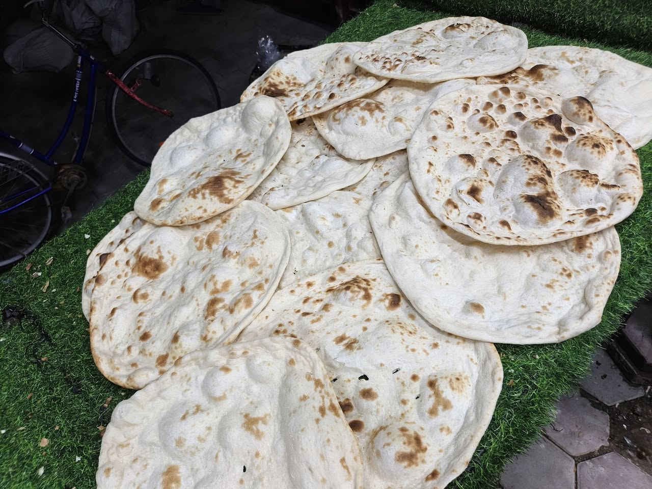اللهم صلي على محمد وآل محمد
اهلنه الطيبين نستبدل الطحين ب خبز   

بدون فلوس الجيس ب ١٠٠ كرصه ١٠ كرتات
إذ ويه فلوس تنطي ١٠ الف وجيس ١٥٠ كرصه ١٥ كرت

شرفونه واهلن وسهلا ***********
