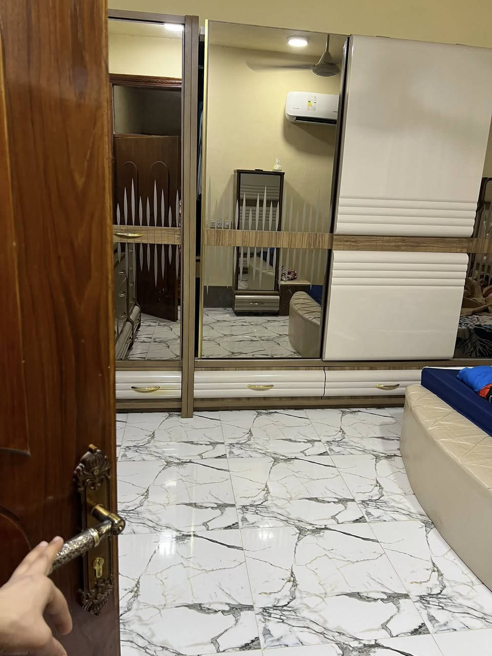 بيت للبيع ١٠٠ م طابقين والثاني نفس الطابق الأول كامل بهرز حي القادسية للاستفسار الاتصال ***********
