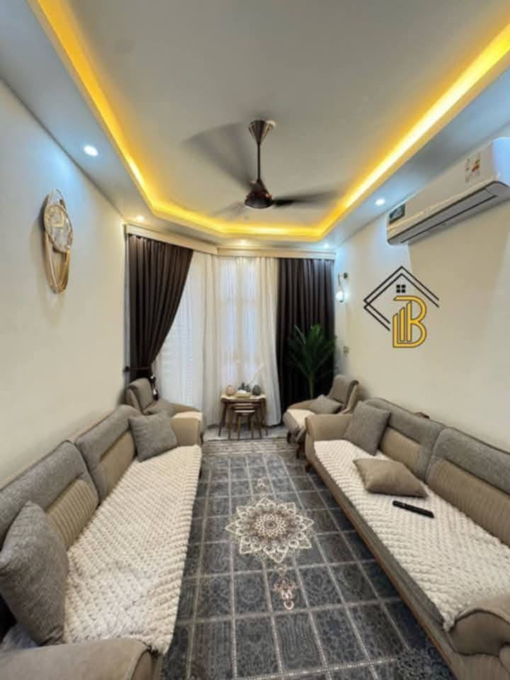 دار سكني #للبيع🏠
موقعه #حي_الجامعه_نهايت_شارع_هدئ_سجاد
مساحته 100 متر
بناء حديث سنه 2024

طابو صرف #مطلوب_اسكان 
البيت طابقين 
يحتوي الطابق الاول علئ غرفه نوم وصاله  ومطبخ واستقبال وصحيات داخليه وخارجيه 
يحتوي الطابق الثاني علئ غرفتين نوم وصاله 

#البيت_مطلوب_اسكان_33_مليون
#السعر خاص 
#للاستفسار_اكثر_***********
أو مراجعه مكتب السند للعقار الكائن في الجزائر شارع المطاعم مقابل مدارس التفوق الاهليه
