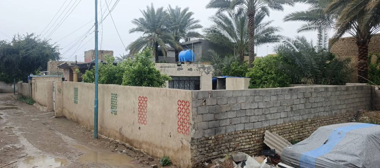 السلام عليكم دار للبيع خلف مشتل المهندسة سحر المساحة 300 جبهة 30 جنس لارض قانون 17 يحتوي على غرفتين نوم +ستقبال صحيات داخلية خارجية البناء جيد جداً مسلح السعر 80وبي مجال بصيط رقمي ***********
