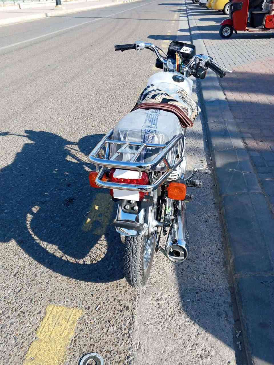 السلام عليكم نامة 
للبيع مديل 25 اوراق سكنر دراجة كفالة عامة السعر 650 بيها مجال قليل شراي تصل بيك خير ودلل***********
