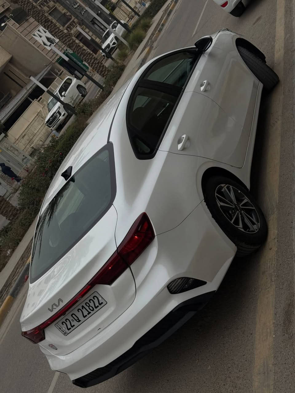 سلام عليكم من رخصت صاحب الكروب كيه فورتي موديل 24 دخول جديد رقم اربيل جديد وهزه جديد موصفات سياره رادار محيطي 360 درجه سياقه ذاتيه شاشه بدون ايرباك ماشيه 30 حادثه موضح بل صوره جاملغ نفسه بارد وجنطه اصليه نفس الون بدلته وليه مصبوغ يعني بدون حوض بدون معجون سياره احله من صوره سعره 175 وبيه مجال مكان سياره بغداد الكراده *********** وعتذر عل يطاله
