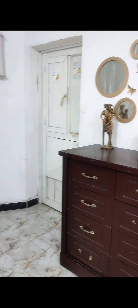 بيت على الشارع
موقع البيت شارع ابو هيثم قرب مجمع الرحمة الطبي
سعر البيت 225 مليون وبي مجال 
 مساحته 240
بناء2021
طابو ملك صرف
بناء طابوق
 والسقف كونكريت مسلح
يحتوي على محل وديوانيه وهول وصاله ومطبخ حار ومطبخ بارد وغرفتين وصحيات
للاستفسار واتساب***********
