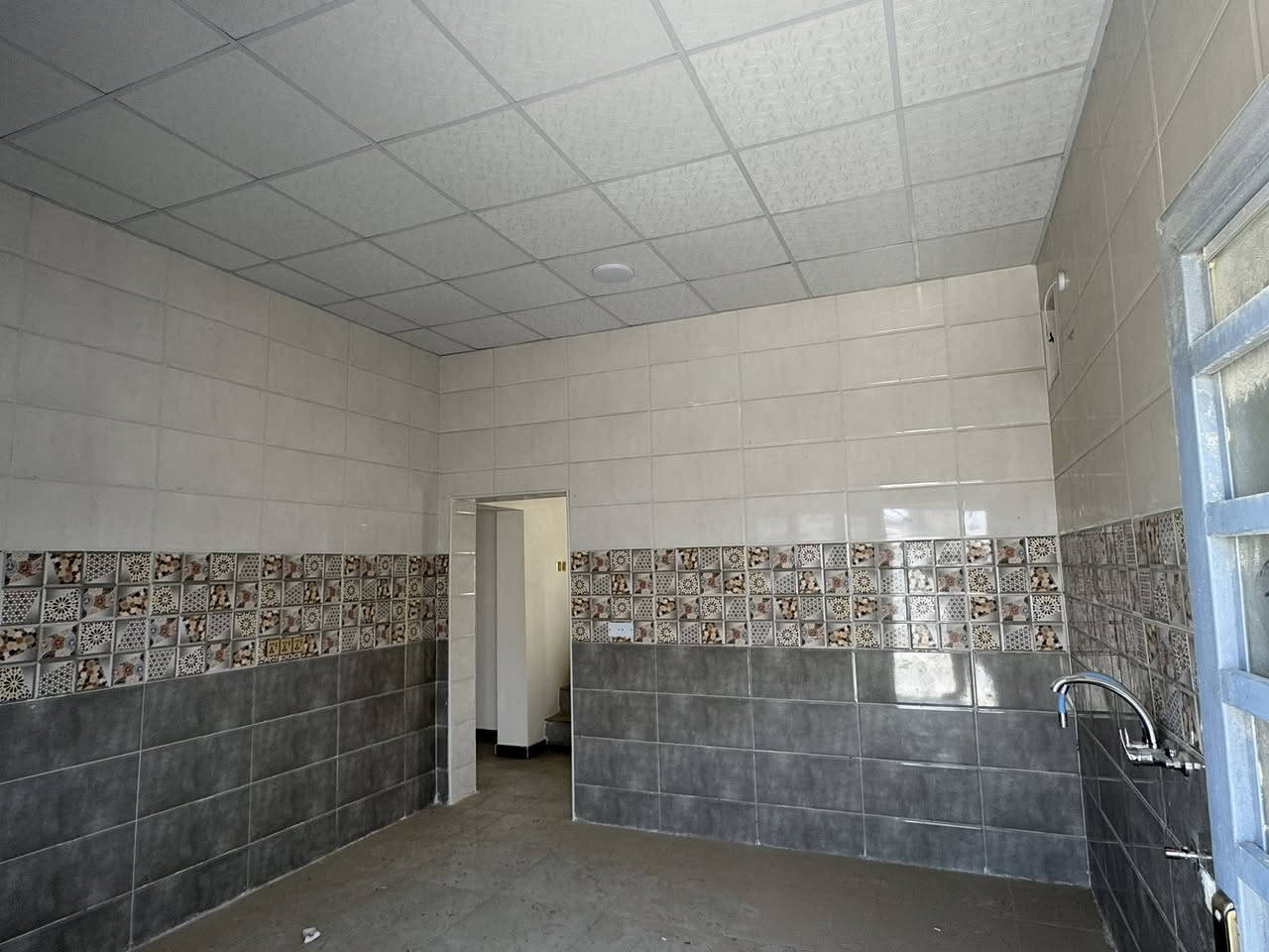 بيت🏡300م في مجمع مابين الحرمين السكني في الحيدريه عمود 550 بلوك 16 دار 8 جاهز للسكن  سند حر طابق واحد نظام الفلة 

يتكون من : استقبال وصالة ومطبخ وصحيات وغرف نوم عدد 2 

السعر المطلوب 💷 : 
42 مليون 
98 مليون المتبقي من سعر البيت على المصرف العقاري يقسط لمدة 20 سنة 

للأستفسار المراسلة على الخاص 
أو على الواتساب فقط 
***********
