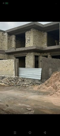 المساحة ٢٠٠ متر الوجه  ١٠ متر  والنزال  ٢٠ مترقريبة على الشارع  حيل كم...