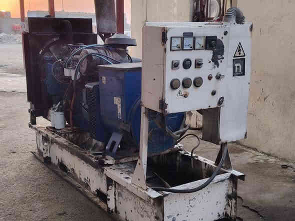 السلام عليكم اخوان مولد بيركنز بحاله جيده ١١٠ kvaمكينه لا تنقيص ولا تبخير مكفوله من الفتح والتوليد ستندر للبيع للإستفسار ***********/*********** العنوان واسط قضاء العزيزيه
