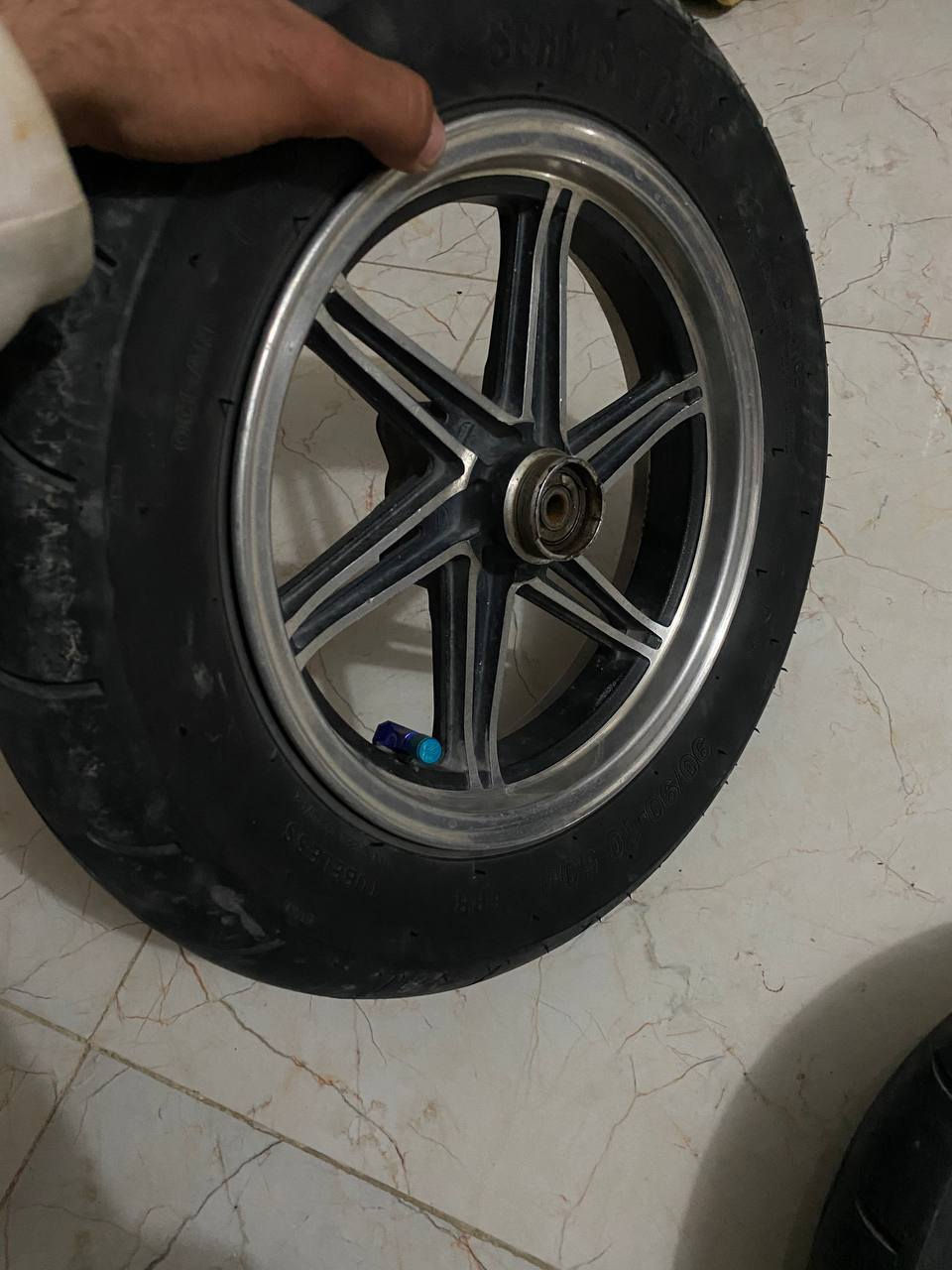 سلام عليكم لكدام اكلك  ما  تعرف اسعار النضيف لا طب وتراسل ويل نجمه نضيف كلش بمعنه الكلمه تايرات جلاتين بي اصلي وقصب تزويد وكيلو متر شغال بريك بل مكان ما بي اي عيب مكاني دوانيه حي العسكري *********** موجود توصيل كل محافضات العراق
