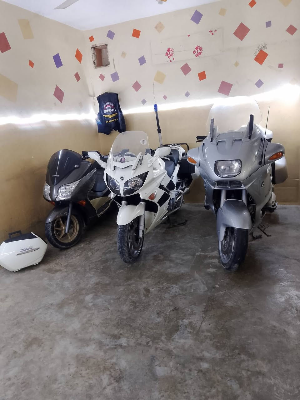 السلام عليكم للبيع bmw r1100rt 
دراجه كير مكينه كهرباء كفاله 
جام كهرباء تدفئه يدات ماشيه 40الف 
جنط بلاديه دراجه بدون رقم بدون كمرك 
مكاني سامراء السعر  20 وبيهه مجال بصيط 
***********
