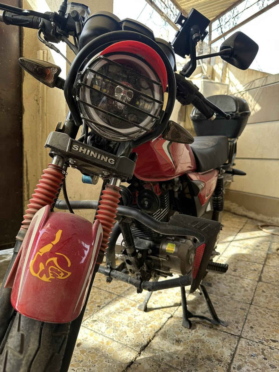 دراجة شايننك موديل ٢٣ نازلة ب٢٤ الدراجة متروكة مامشتغلة فقط كم ساعة وماشية ٣ الف فقطط 
عليها اضافات 
كلج هايدوليك 
عدسة مشتت فافون
درع احمر 
لد خلفي
صندوق
السعر ٩٥٠ الف قفلللل 
اوراق مابيها فقط مكاتبة المعمل
مكاني بغداد الكرخ الثانية تقاطع الشرطة الرابعة 
***********
