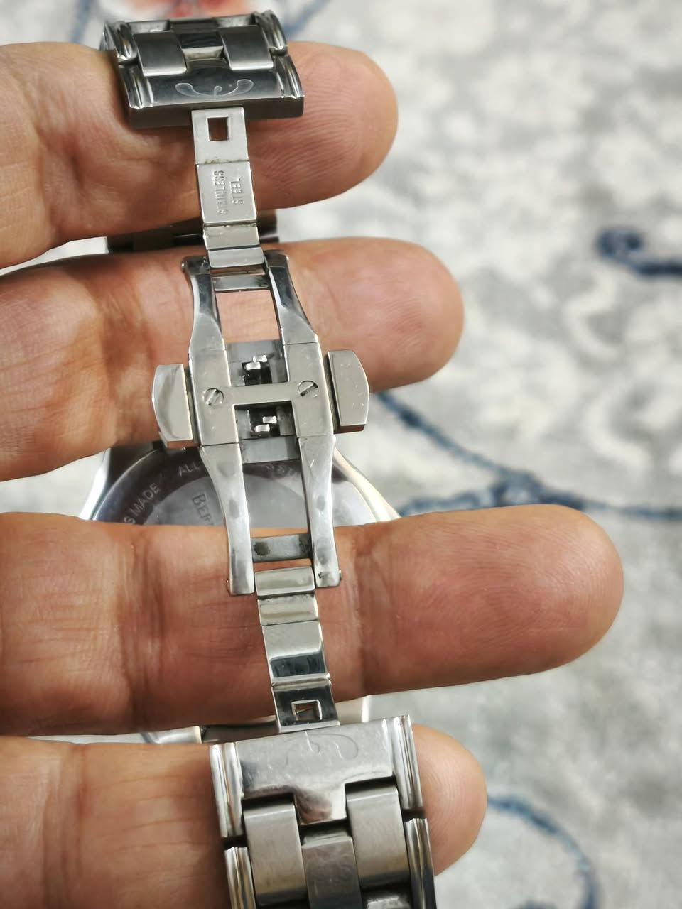 السلام عليكم..
برنارد اج ماير كوارتز بطاريه مع العلبه الاصليه
نظافة الساعه ممتازه جدا
القطر ٤٣ بدون الزمبلك
السعر ١٧٠ دولار


**إذا كنت صاحب هذا الإعلان وتريد حذفه لأي سبب، رجاءا أرسل رسالة إلى الدعم الفني**