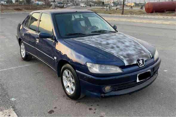 بيجو موديل٢٠٠١
ارم سوران رسمةكة بةشةرتي ئةوةليات
دةعمو ليدراني نيه
بوياغي نيه
توزي كال بونةووة و ساردة كوتي هةية
سةقفو شانةكانيزهيچي پيوة نيه
گيرو مةكينةي بي عةيبة
توندو تولة
كارةباي مةزبوته
 سعري١٧ گةلاو مةجاليكي كةم
*********** بشدار
