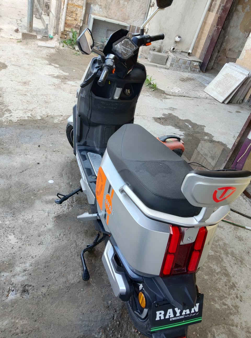 دراجة ريان (RAYAN) الغنية عن التعريف، الملقبة بـ "وحش الكون"، معروضة للبيع. الدراجة بحالة ممتازة وجاهزة للاستخدام الفوري.
أهم المواصفات والمميزات:
المحرك: قوة المحرك [ 2000 واط]، تسارع ممتاز جداً.
البطارية: نظام [72 فولت]، استجابة سريعة وشحن يدوم لفترة طويلة.
السرعة القصوى: تصل إلى [70-75] كم/ساعة (حسب الحمل والظروف).
الإضاءة: نظام LED مزدوج مع عدسات قوية جداً للقيادة الليلية.
الإضافات: شاشة ديجيتال متطورة، نظام إنذار ضد السرقة، تشغيل عن بُعد (ريموت).
المرفقات:
الشاحن الأصلي.
المفاتيح والريموتات الأصلية.
السعر المطلوب: [925 ] (قابل للتفاوض البسيط للجادين).
المكان: [كراده داخل او الدوره حي دجله].
للتواصل: [*********** ]. بغداد, العراق
