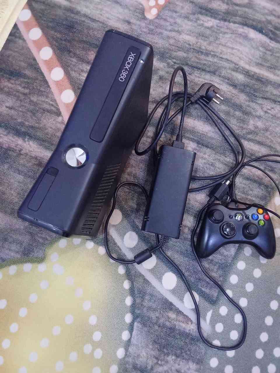 إكس بوكس 360 كامل ملحقات يده اصليه هارد 200 لعبه من اقوه الألعاب او اهم شي بيه جي تي اي 5 او بيس 2018 او بعد هواي العاب حربيات مكان ناصريه السعر 125 مركز رقمي ***********
