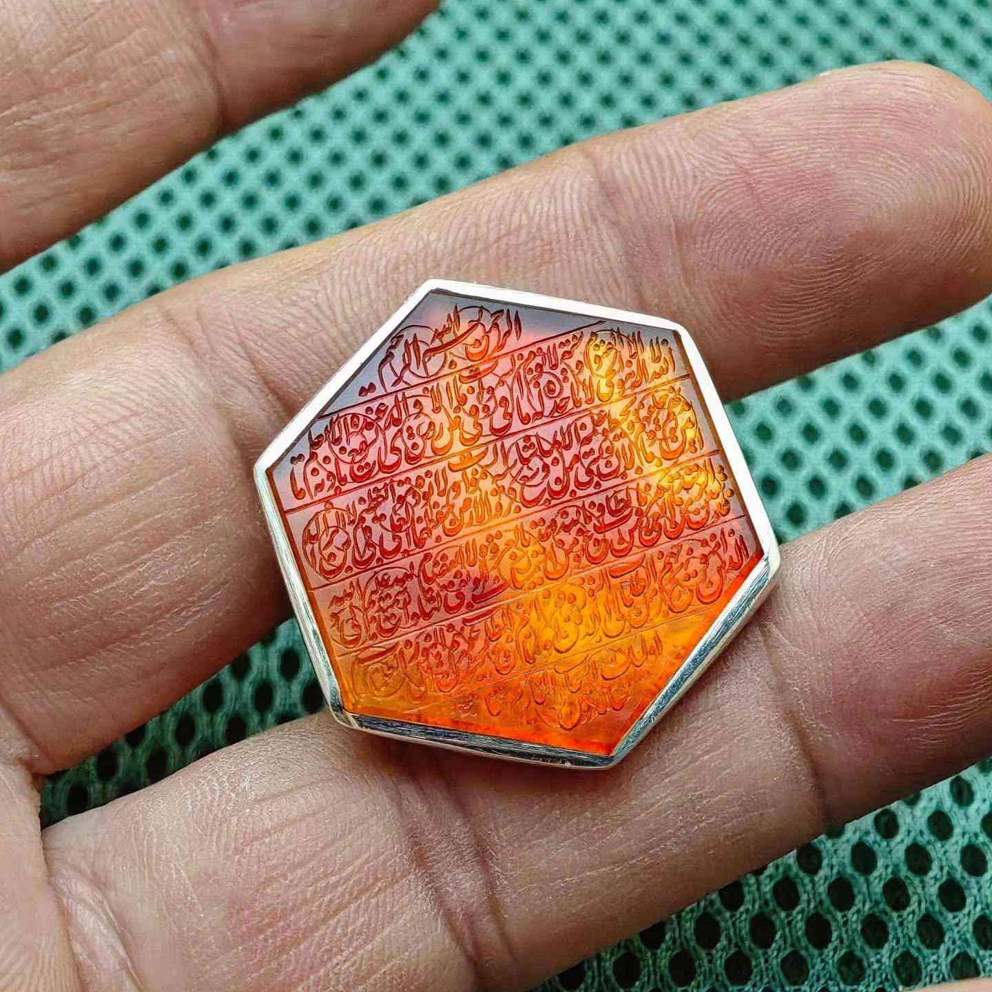 بسم الله ماشاء الله 
التحفة اليمانية عبارة عن لوحة متكاملة سبحان الله 
١- خامة من العقيق اليماني الأصيل الملكي الزعفراني حقيقة يعجز الوصف عن وصفه( تقطيع سداسي )
٢- نقش يدوي بالكامل احترافي للفنان (محمد همداني/ امضاء  رفيع ) ويسمى بخط (النسخ الكوفي المزخرف ) نقش على الحجر  (آية الكرسي كاملة) من ( اللهُ لآ أله إلّا هوَ الحيُّ القيُّوم .....الى....... هُمْ فيهَا خَالِدُون )
٣- صياغة يدوي ثقيل روعة للصائغ المبدع ( سجاد )
٤- قياس الخاتم ٢٥ 
@إشارة 
يوجد توصيل داخل بغداد ولجميع المحافظات الحبيبة 
للتواصل واتساب ***********
