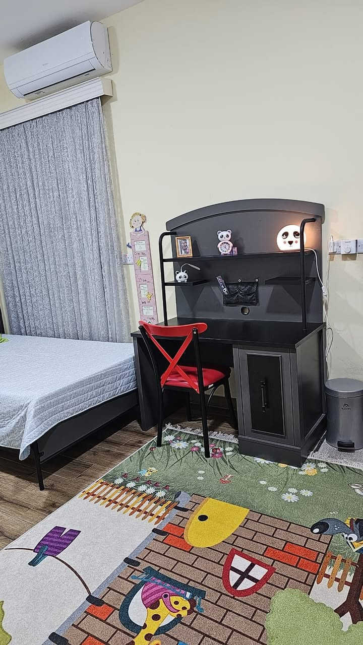 بيت للبيع في مدينه الاندلس السكنيه 

بيت طابو ملك صرف
المساحة ٢٧٠ متر
كراج يتسع سيارتين مع حديقة كبيرة ومخزن خارجي ع شكل كوخ
تاسيس الماء البوري ابو ٣ ارباع كل التاسيسات الدفن ماركة كروهي
الصحيات ماركة فيترا
السيراميك الطابقين اسباني 
الصبغ الداخلي والخارجي ماركة جوتن
الابواب الداخلية من شركة تروي التركية فرع بغداد
الابواب الخارجية والبلكونات من شركة ابو الخير

خارطة البيت
الطابق الارضي استقبال كبيرة 4*7
هول 
مطبخ
غرفتين نوم قياس 4*5
حمامات 2
منور داخلي

الطابق الثاني
٣ غرف نوم
قياس 
4*6 مع بلكونة
4*5
4*4
وصالة كبيرة
وحمام
ومخزن كبير قياس 4*5
الطابق الثالث سطح
البيت نظافتة ١٠٠% من كل النواحي الصبغ الحمامات المطبخ
يعني جاهز للسكن
للاستفسار ***********
