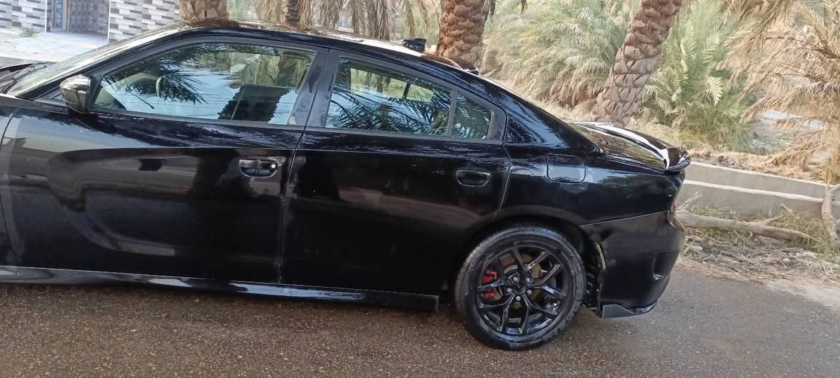 سلام عليكم جارجر للبيع موديل 18لون اسود وارد امريكا حادث سرقة مكينة وقبق جنطة مواصفات شاشة كامره خلفيه حساس خلفي تحكم ستيرن بصمه وتشغيل عن بعد ويل وتخم تاير جديد مكينة 3600 سيارة كفالة خير من الله تحط كير وتطلع لشارع رقم تليفون ***********. خابر  وتدلل سعر 100 و 85.بيها مجال قليل لطيبين
