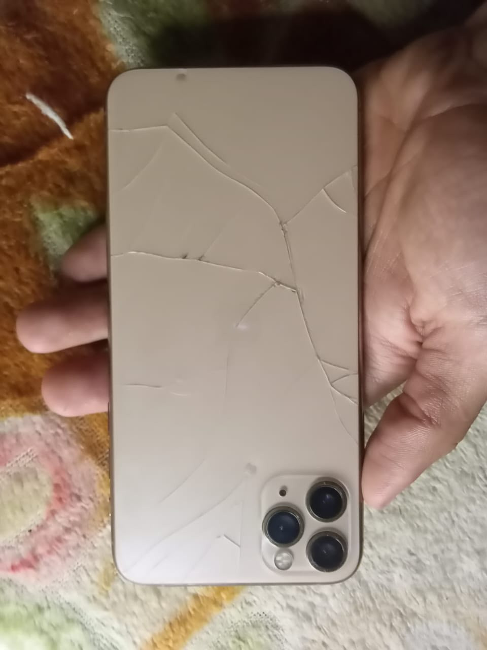 سلام عليكم تليفون ١١برو ماكس مبدل شاشه لصليه فيس ايدي. شغال بطاريه ٧٠ بي بس هاي طكه لبضهر رحمه االله لاتجي وتكلي شبي قره منشور عدل سعرره خاص ***********
