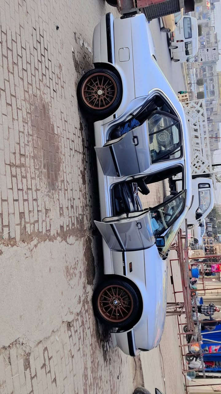 للبيع 525 
***********
السعر ٩٠ وبيها مجال 
جام كهرباء 
كشنات كهرباء جلد 
السيارة كاملة بدون نقص
