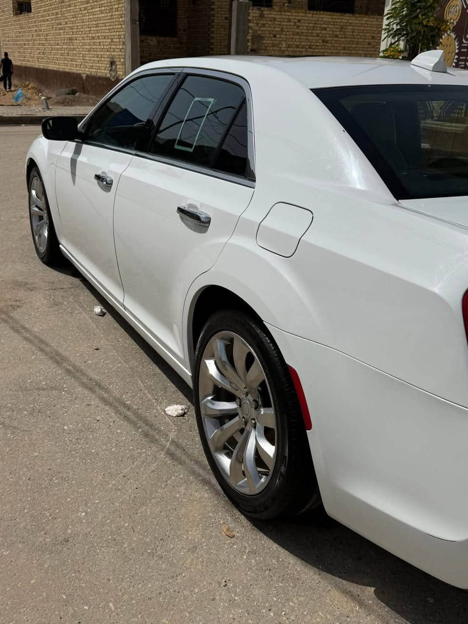 كرايسلر C300 V6 وارد كندي كلين تايتل فول للأخير C 
رقم دهوك شمالي 

-مقاعد جلد اسود 
-ستارة خلفية كهربائية
-كامرة خلفية 
-شاشة كبيرة تدعم ابل كار واندرويد اوتو 
- ويل مكسيكي أصل 
-بانوراما 
-ماشية 130 الف ميل 
-كشنات كهربائية مع خرن 3 وضعيات 
-جميع الكشنات تدفئة وتبريد منفصل لكل جهة
وبعد بيها هواي مواصفات .
مكان السيارة الديوانيه المركز 

*********** اتصال او واتساب
